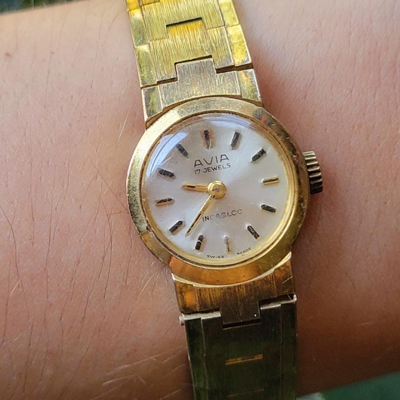 Vintage Dainty Gold Avia 17 Jewels Swiss Made Incabloc Watch - Picture 4 of 8